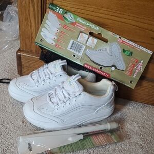 Woman's walking shoe sz 38, white